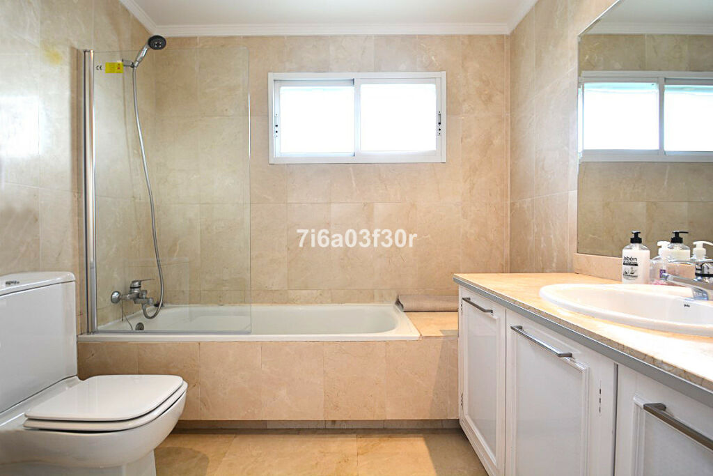 Penthouse Aloha Málaga - image 26