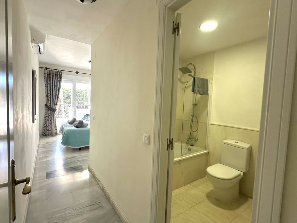 Middle Floor Apartment Calahonda Málaga - image 29