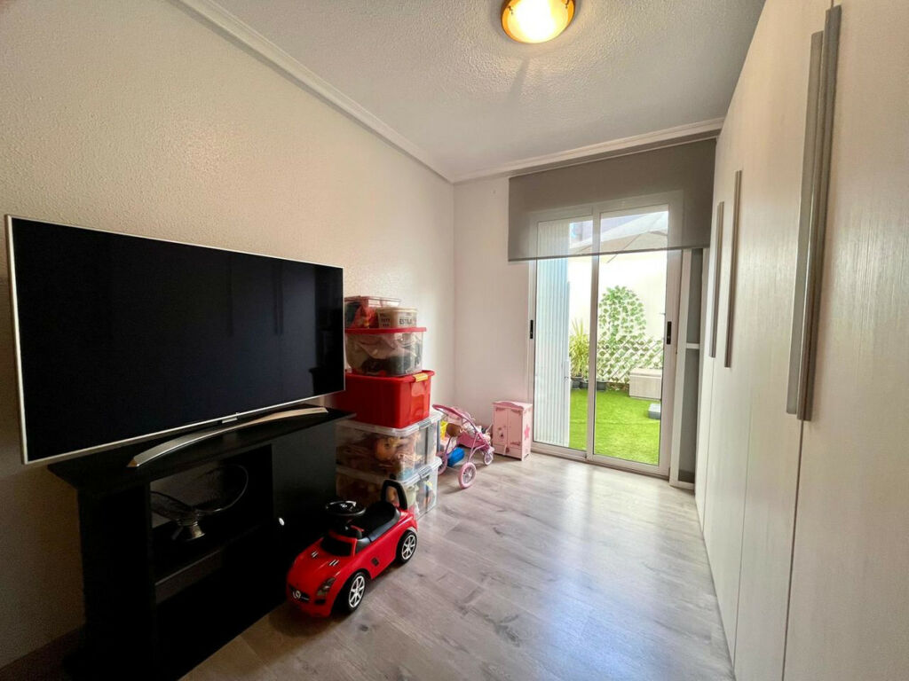 Middle Floor Apartment Torrevieja Alicante - image 27