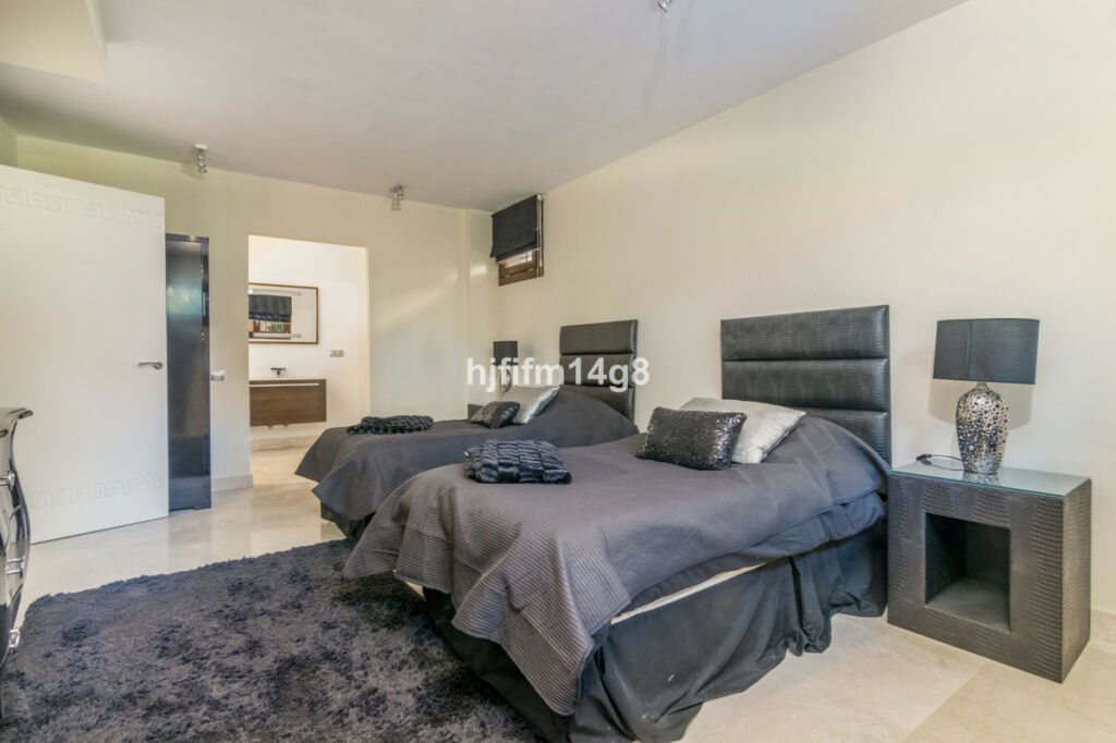 Detached Villa The Golden Mile Málaga - image 31