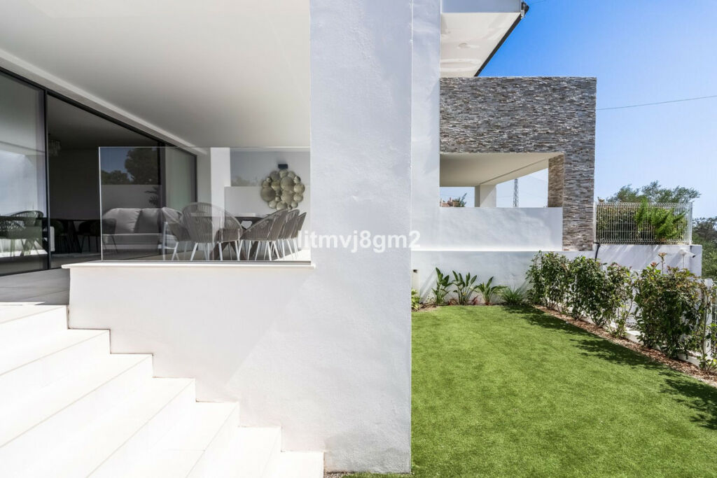 Middle Floor Apartment Cabopino Málaga - image 28