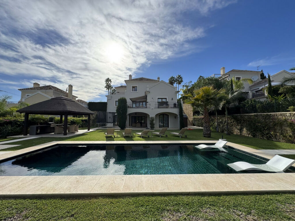 Detached Villa El Paraiso Málaga - image 3