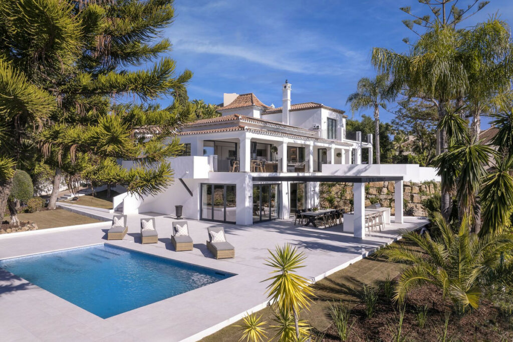 Detached Villa El Paraiso Málaga - image 3