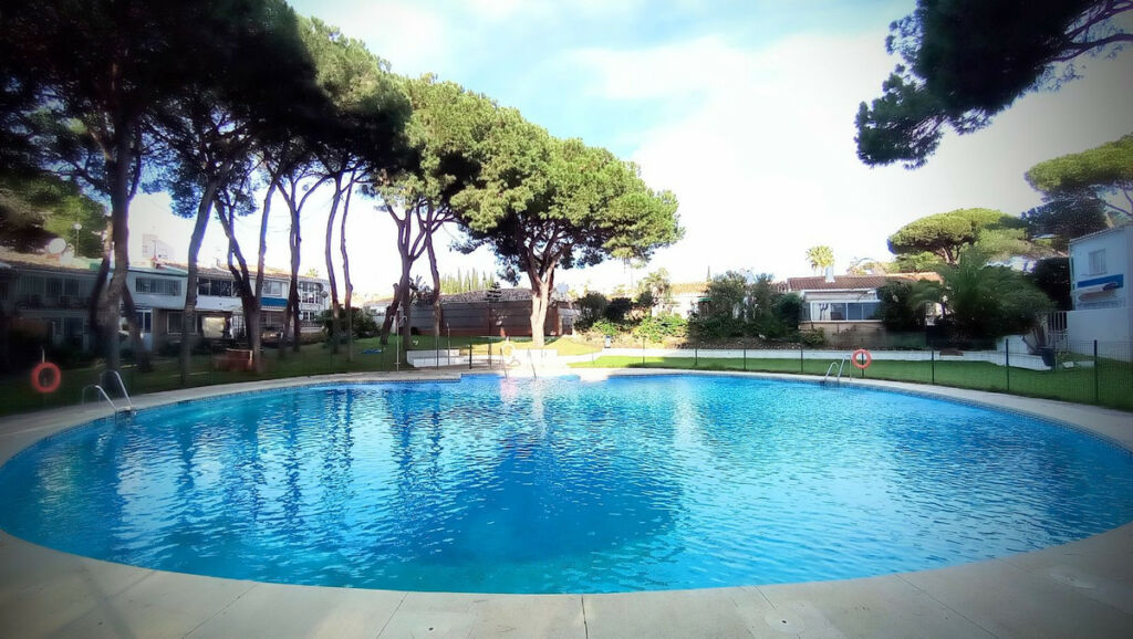 Middle Floor Apartment Calahonda Málaga - image 6