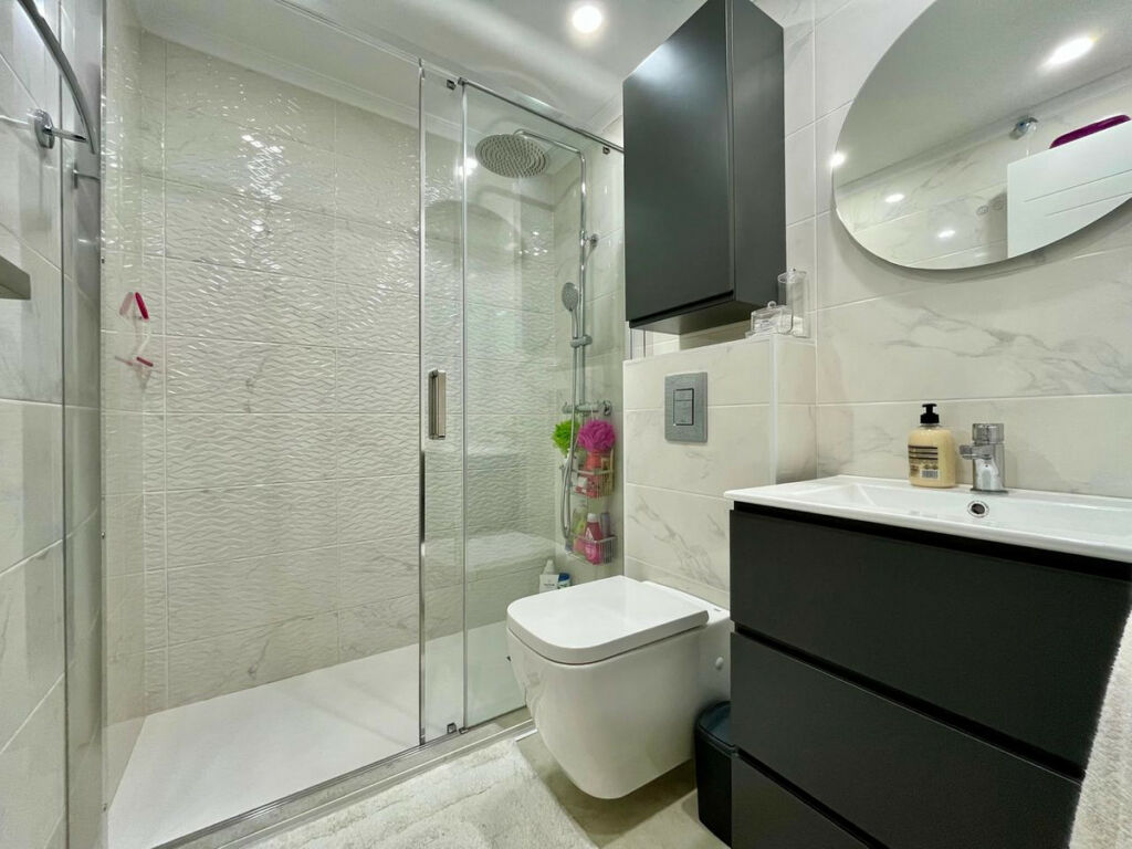 Middle Floor Apartment Torrevieja Alicante - image 3