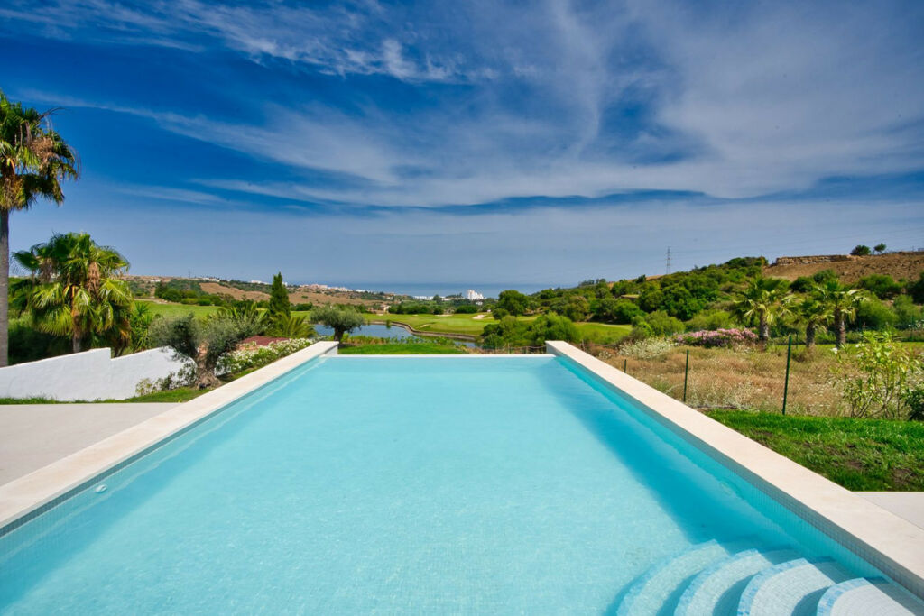 Detached Villa Estepona Málaga - image 3