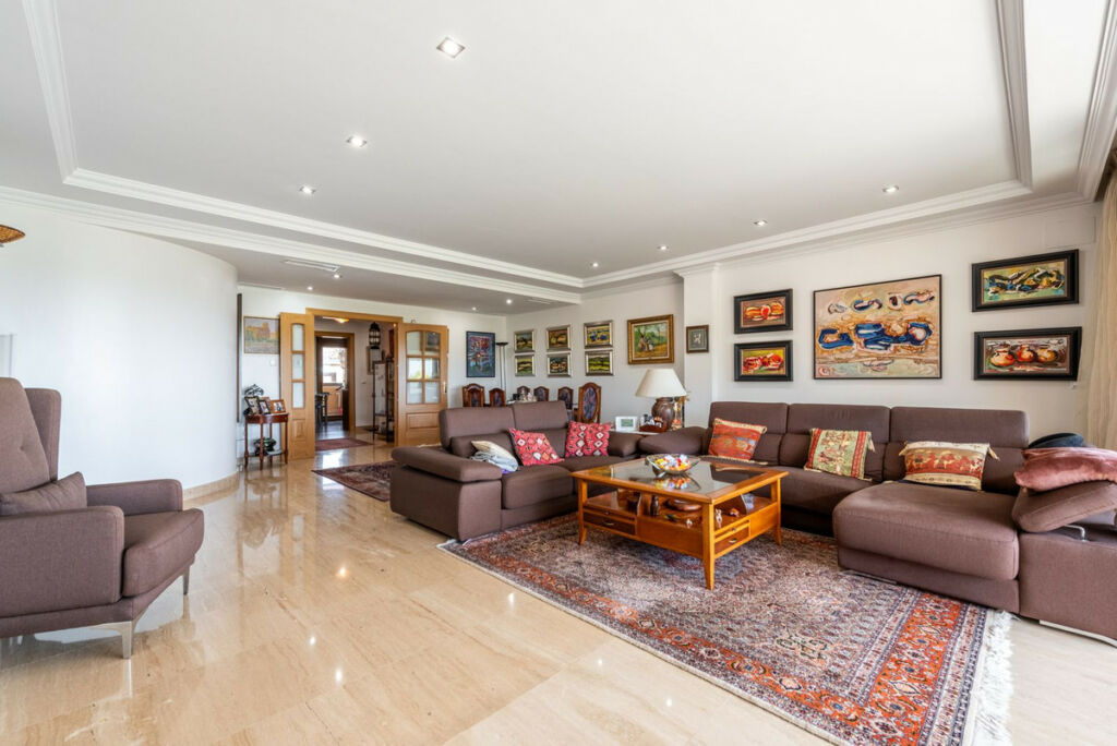 Middle Floor Apartment The Golden Mile Málaga - image 2