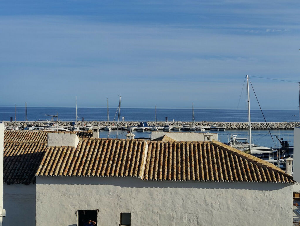 Middle Floor Apartment Puerto Banús Málaga - image 3