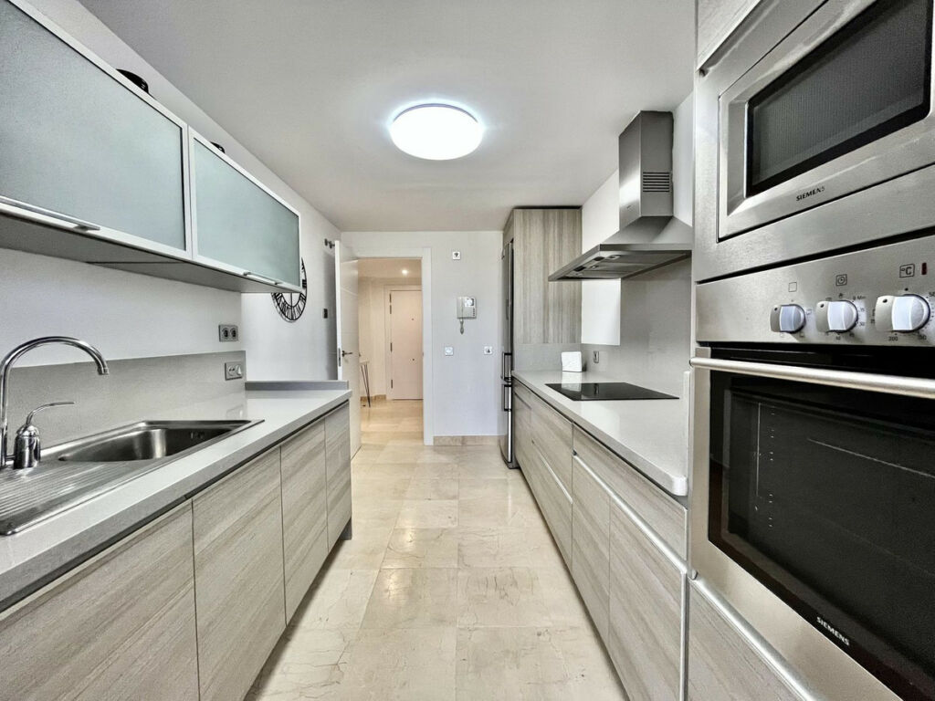 Middle Floor Apartment Los Flamingos Málaga - image 3