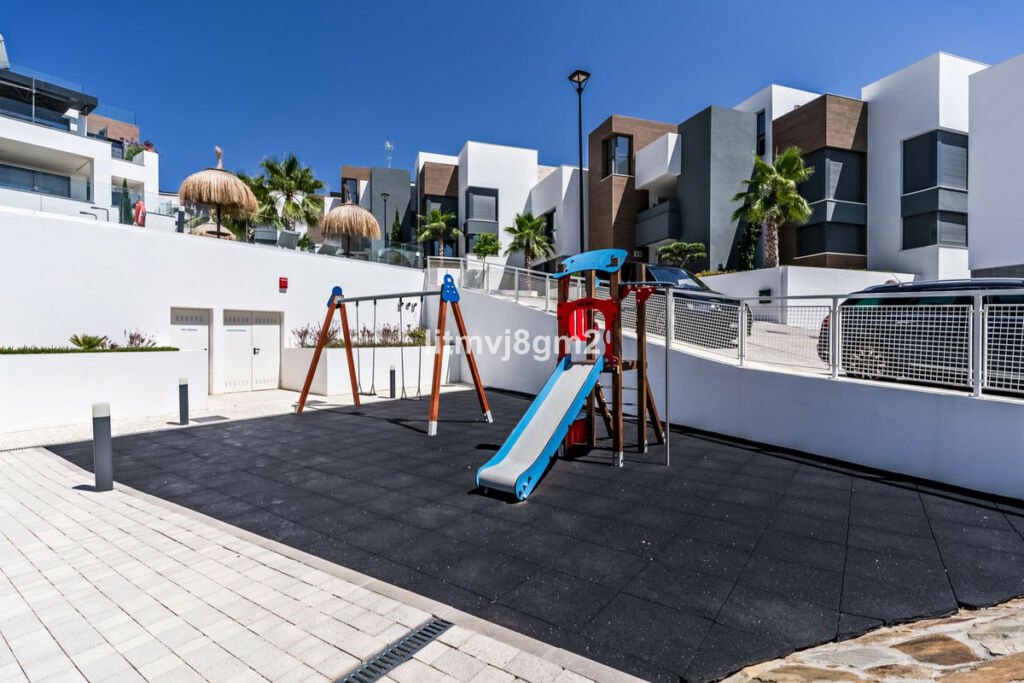 Middle Floor Apartment Cabopino Málaga - image 30