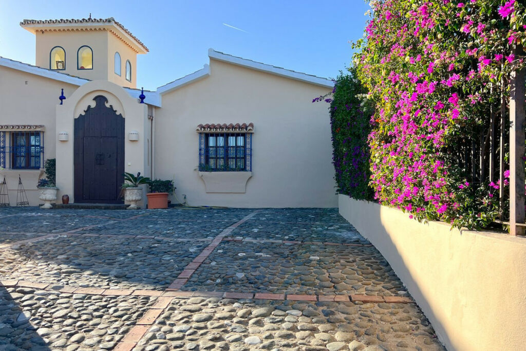 Detached Villa Estepona Málaga - image 34