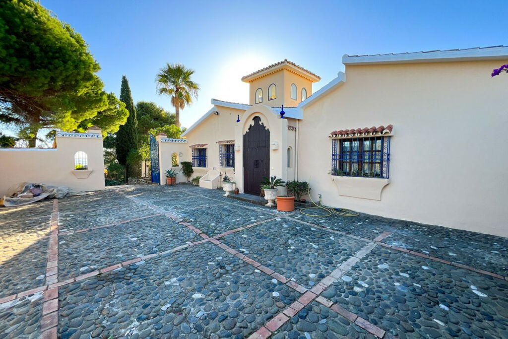 Detached Villa Estepona Málaga - image 35