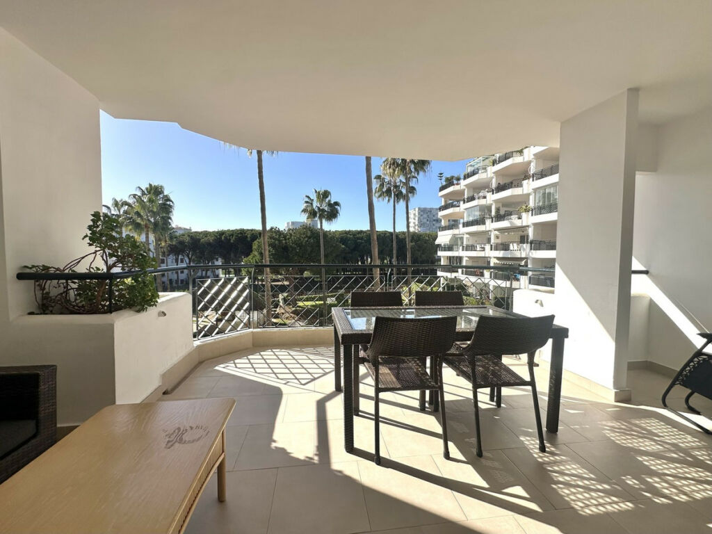 Middle Floor Apartment Calahonda Málaga - image 37