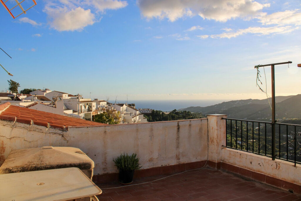 Top Floor Apartment Frigiliana Málaga - image 4