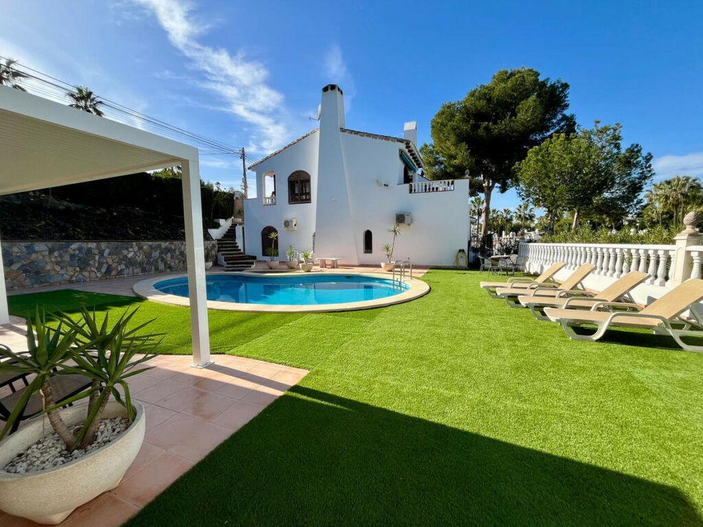 Detached Villa Villamartin Alicante - image 4
