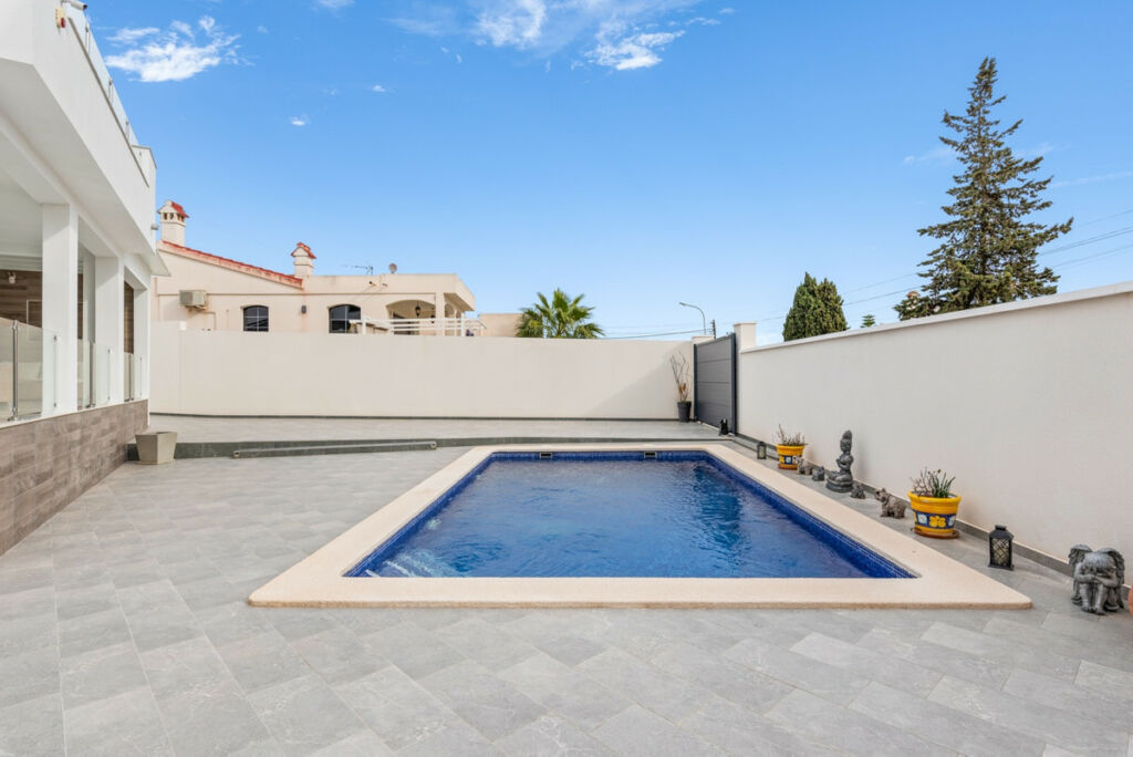 Detached Villa Ciudad Quesada Alicante - image 4