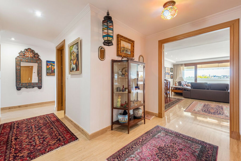 Middle Floor Apartment The Golden Mile Málaga - image 4