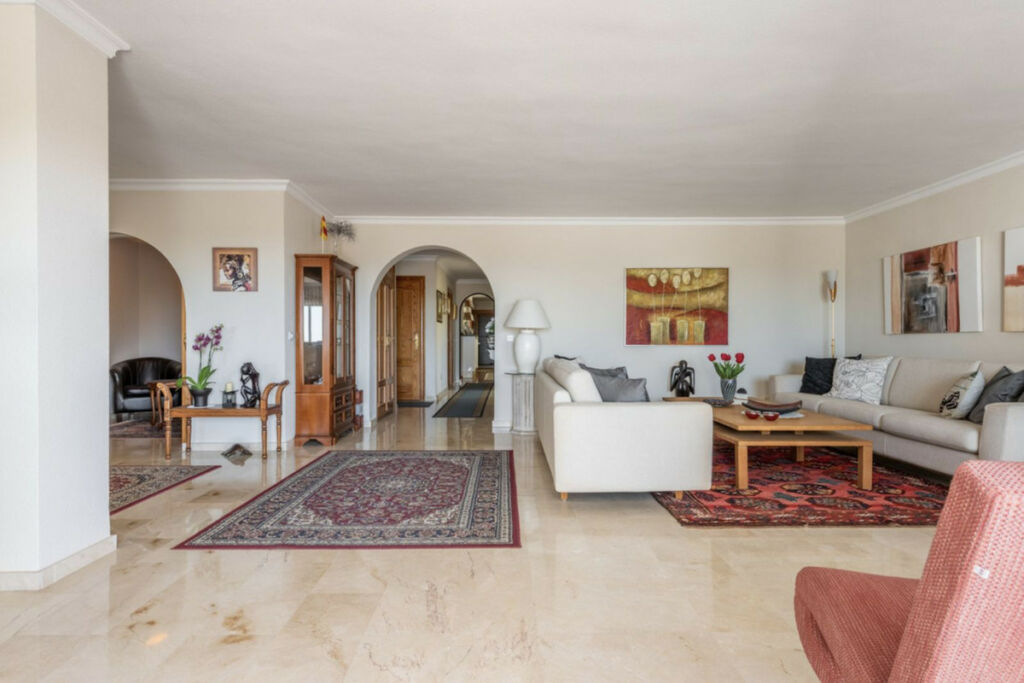 Middle Floor Apartment Atalaya Málaga - image 4