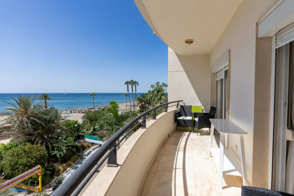 Middle Floor Apartment Estepona Málaga - image 4