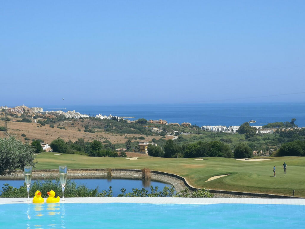Detached Villa Estepona Málaga - image 4
