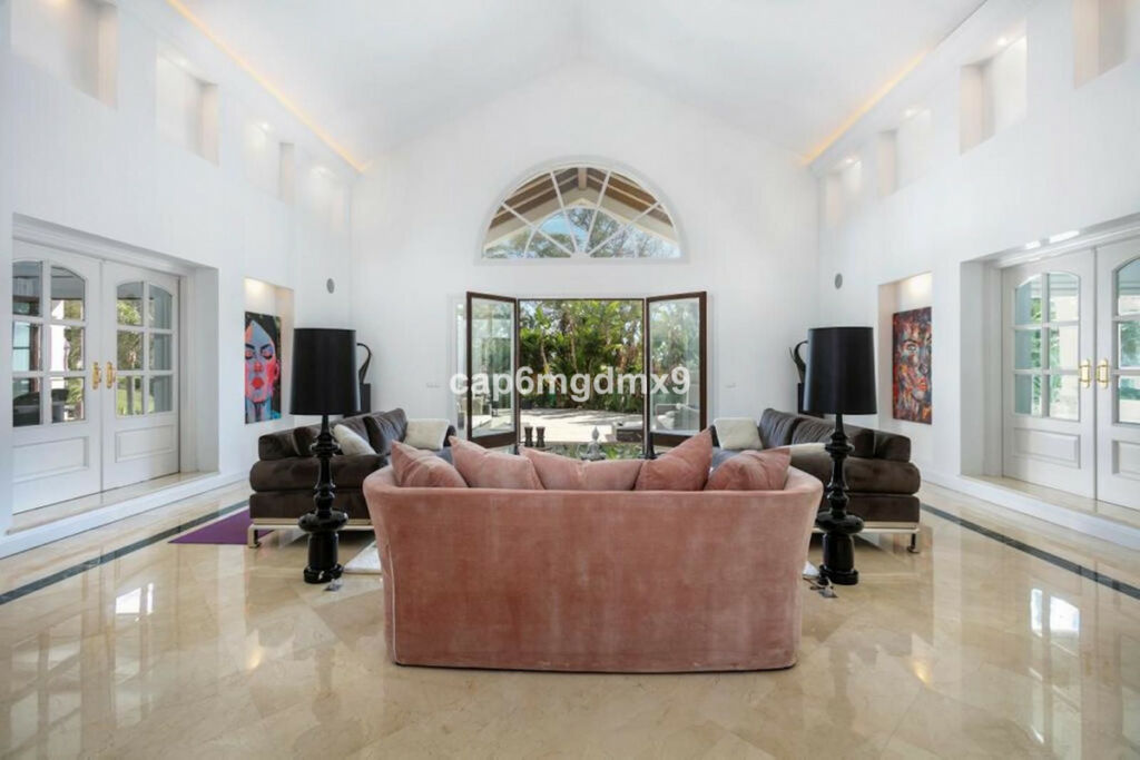 Detached Villa Nueva Andalucía Málaga - image 4