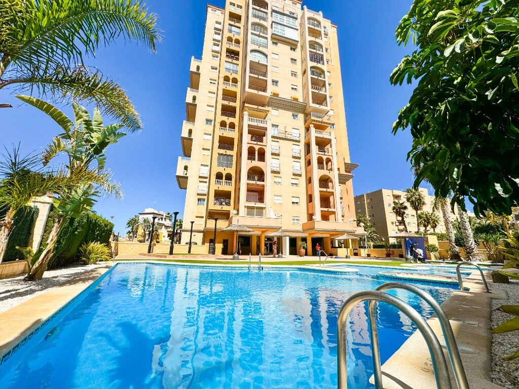 Middle Floor Apartment Torrevieja Alicante - image 4