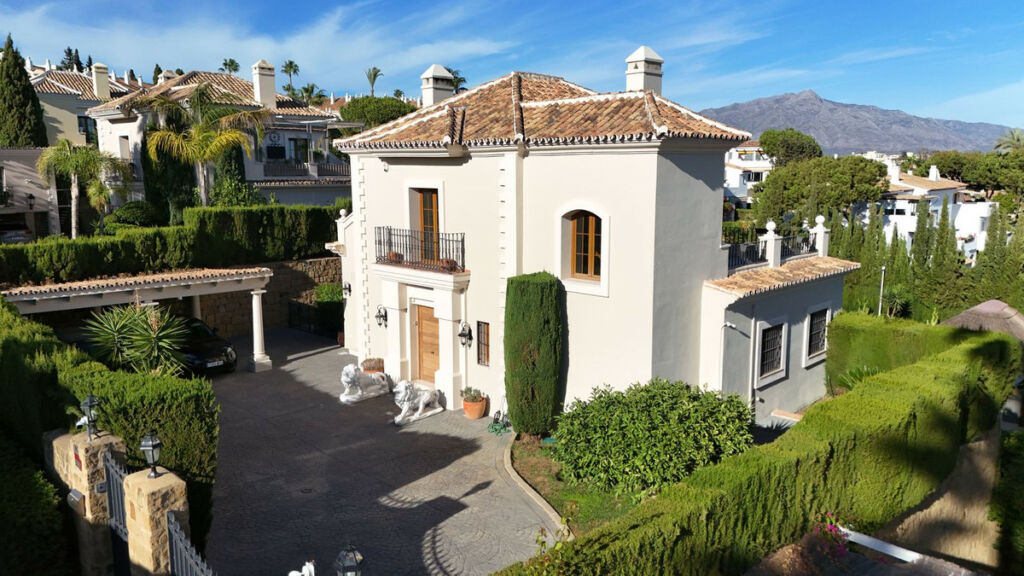 Detached Villa El Paraiso Málaga - image 4