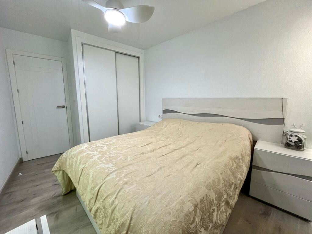 Middle Floor Apartment Torrevieja Alicante - image 4