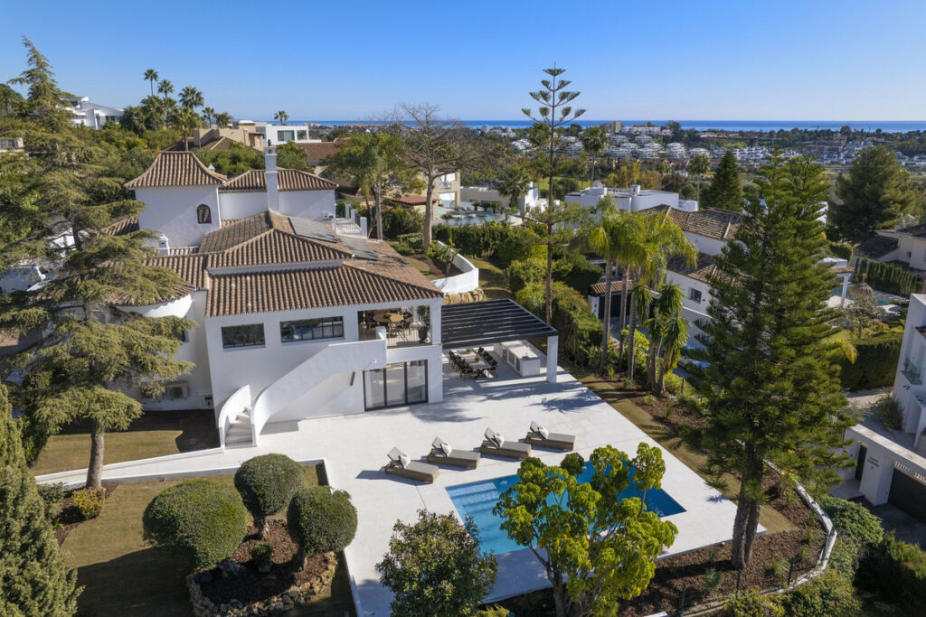 Detached Villa El Paraiso Málaga - image 4
