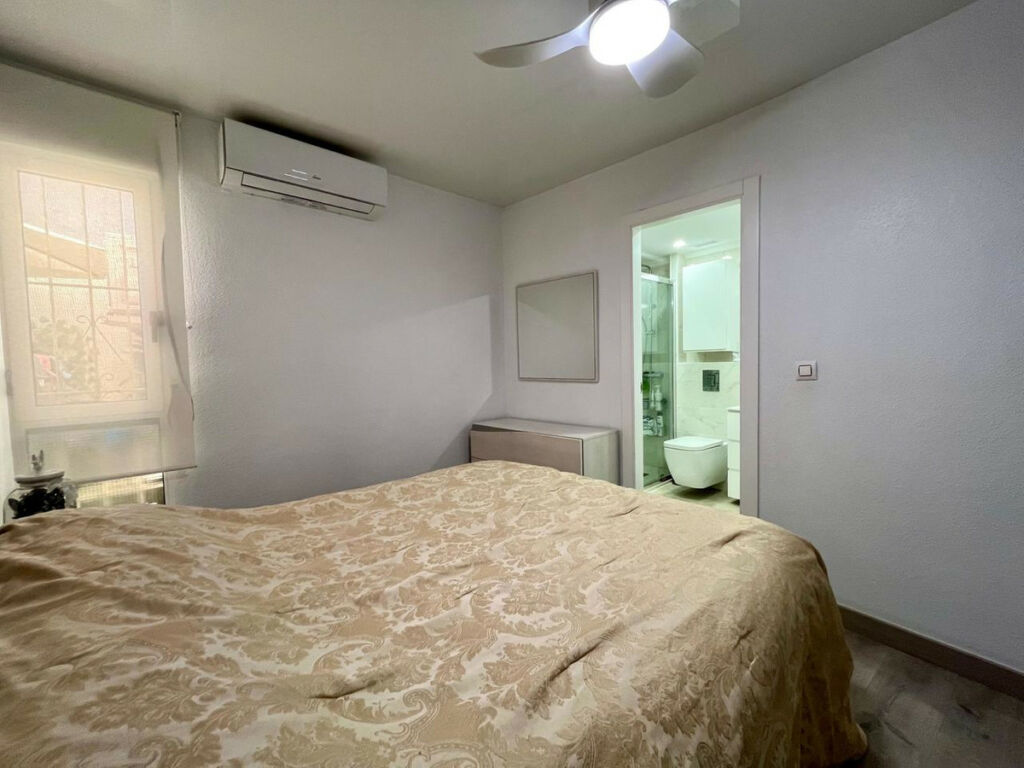 Middle Floor Apartment Torrevieja Alicante - image 5