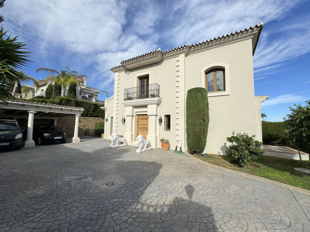 Detached Villa El Paraiso Málaga - image 5