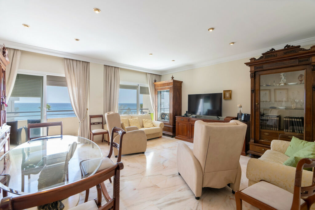 Middle Floor Apartment Estepona Málaga - image 5