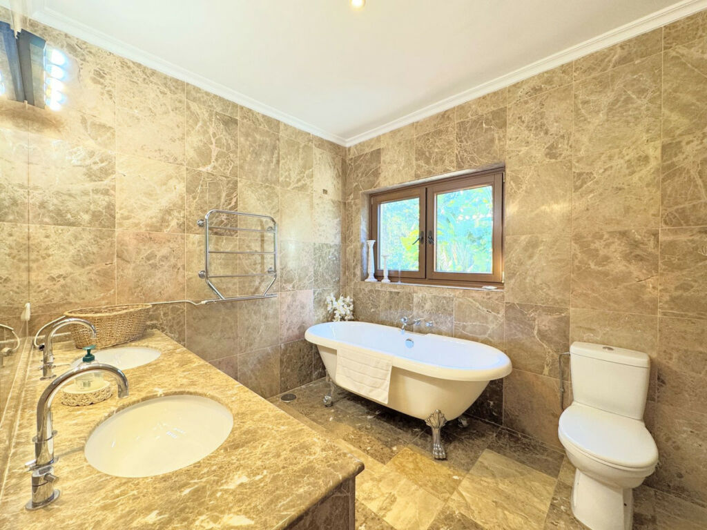 Detached Villa Sotogrande Alto Cádiz - image 60