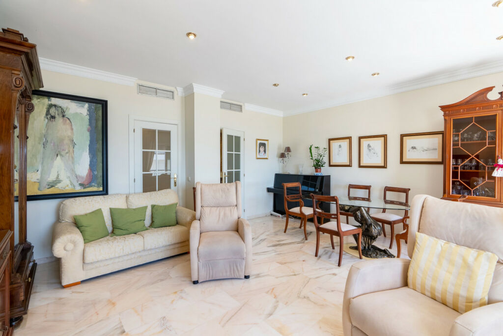 Middle Floor Apartment Estepona Málaga - image 6