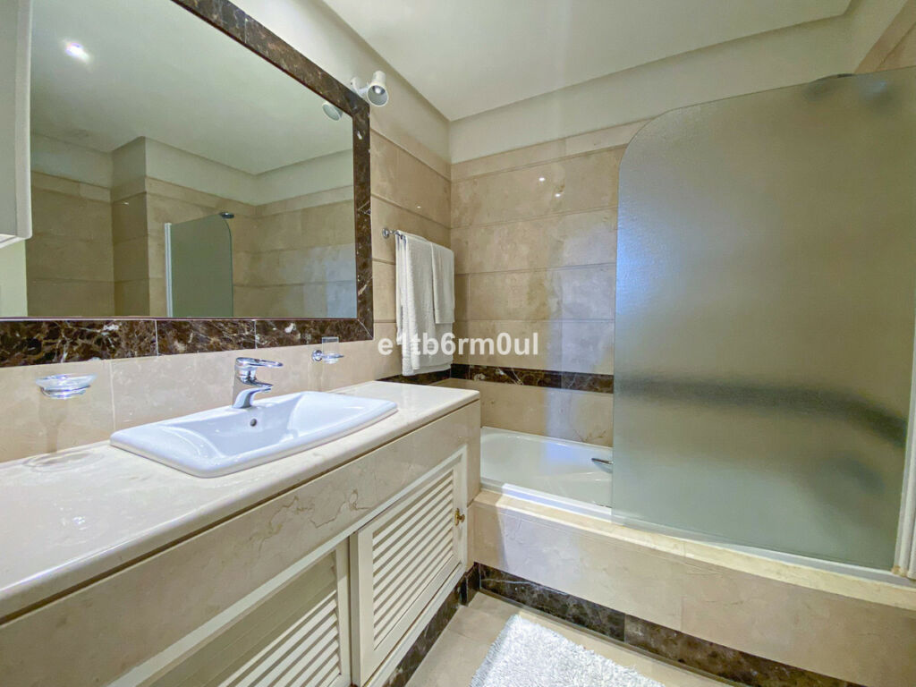 Middle Floor Apartment Bahía de Marbella Málaga - image 6