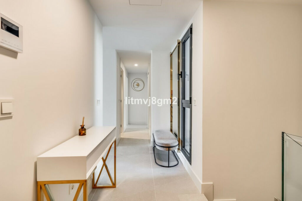 Middle Floor Apartment Cabopino Málaga - image 6