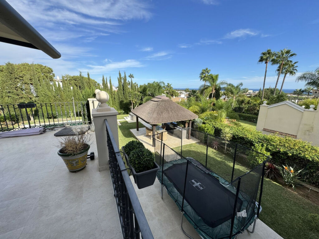 Detached Villa El Paraiso Málaga - image 6