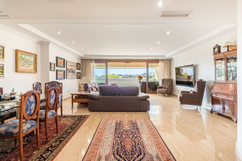 Middle Floor Apartment The Golden Mile Málaga - image 6