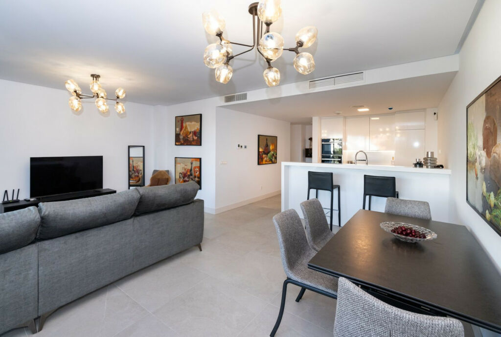 Middle Floor Apartment Cabopino Málaga - image 10