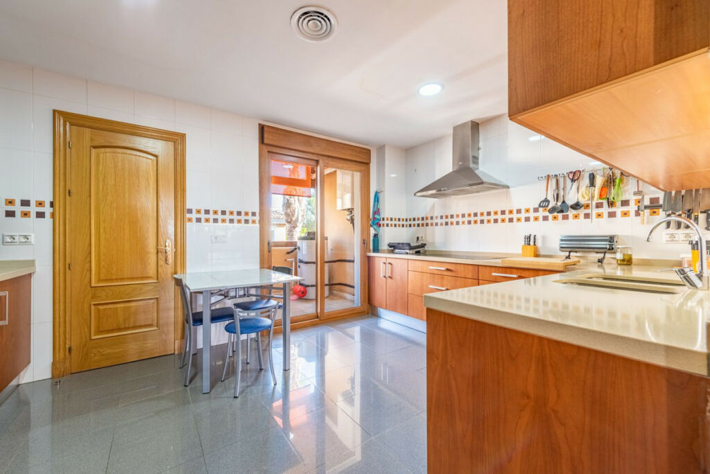 Middle Floor Apartment The Golden Mile Málaga - image 7