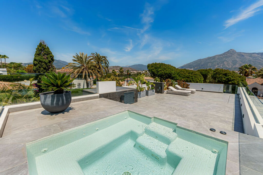 Detached Villa Nueva Andalucía Málaga - image 7