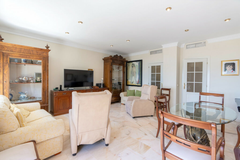 Middle Floor Apartment Estepona Málaga - image 7