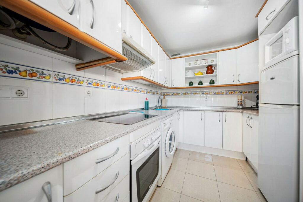Middle Floor Apartment Benalmadena Málaga - image 8