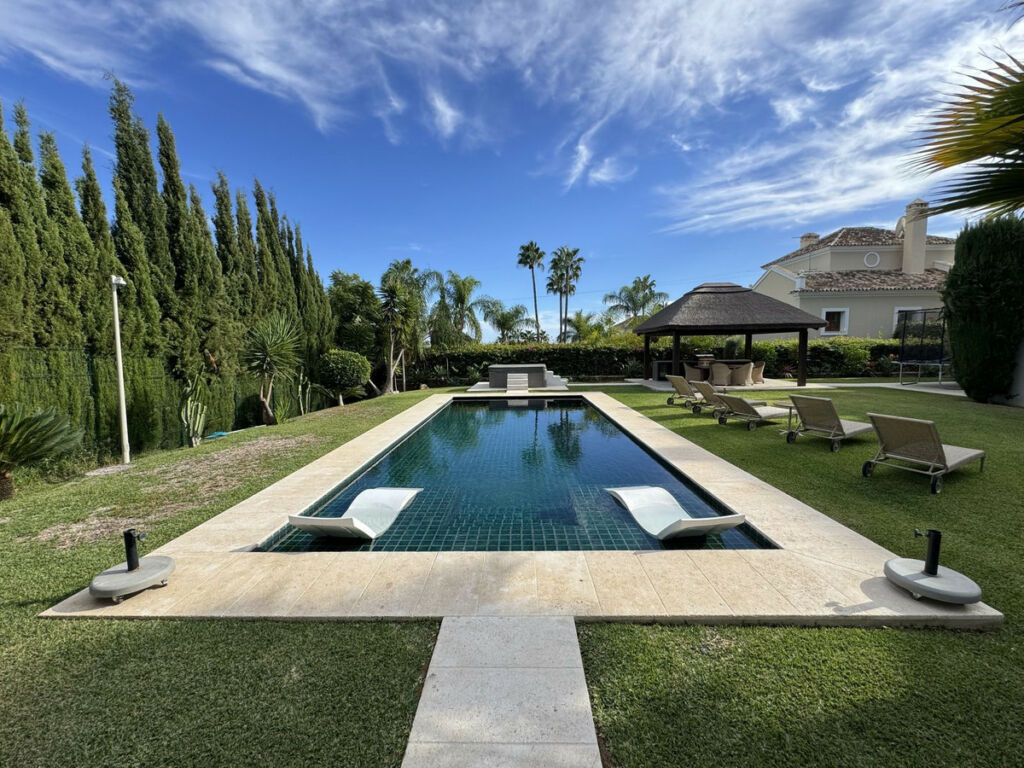 Detached Villa El Paraiso Málaga - image 8