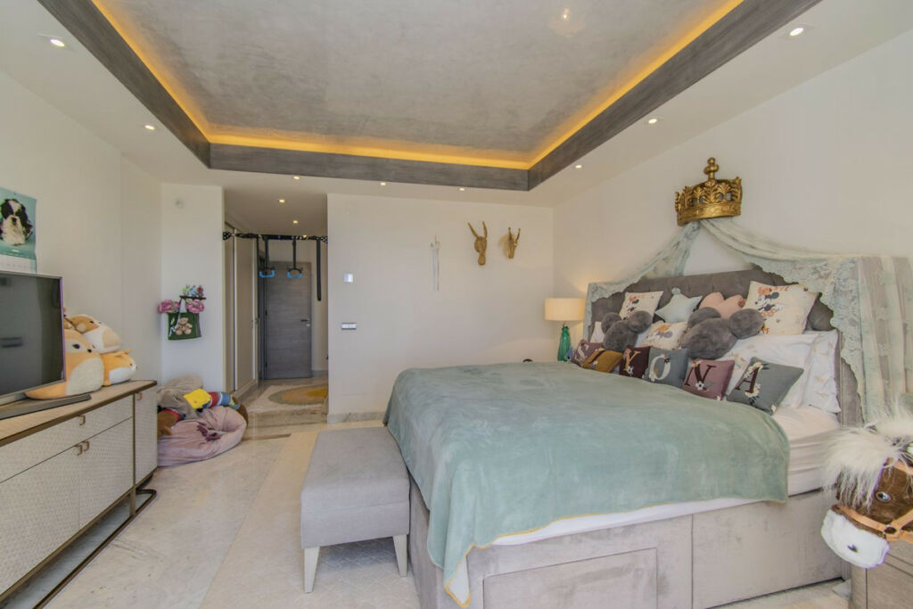 Middle Floor Apartment Sierra Blanca Málaga - image 9