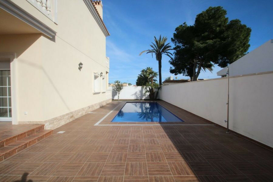 Detached Villa Cabo Roig Alicante - image 9