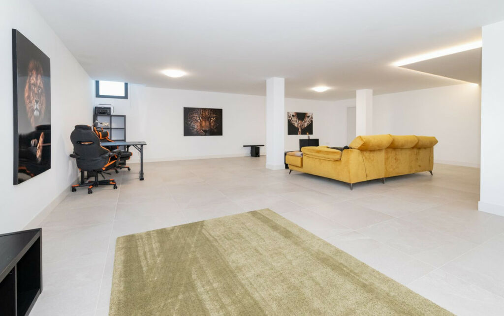 Middle Floor Apartment Cabopino Málaga - image 9