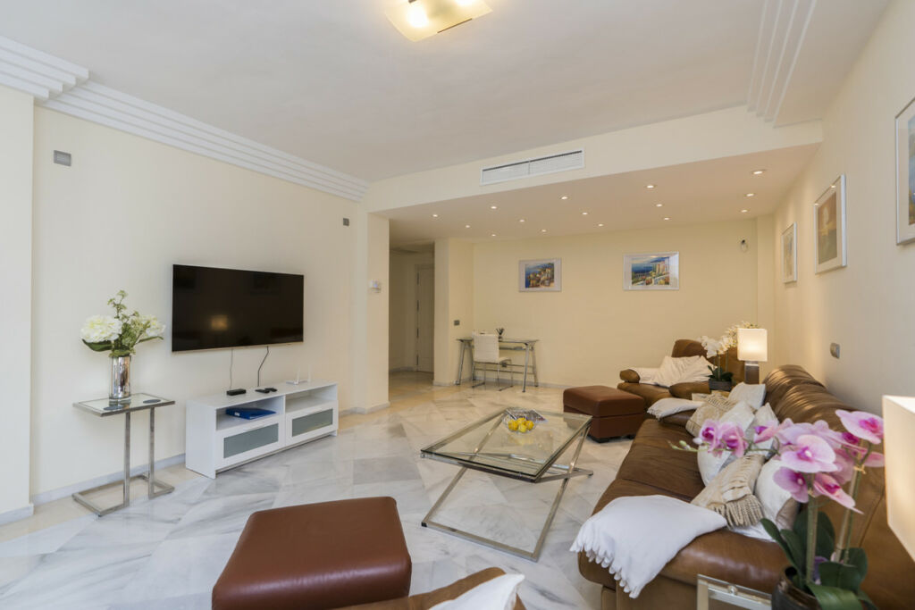 Middle Floor Apartment Nueva Andalucía Málaga - image 10