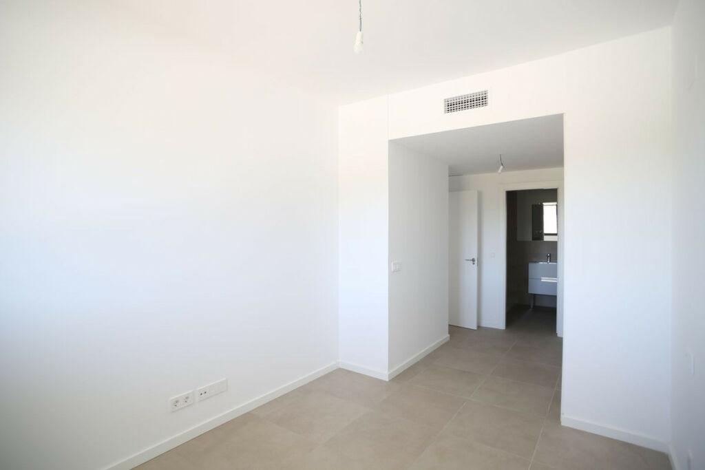 Middle Floor Apartment Los Alamos Málaga - image 10