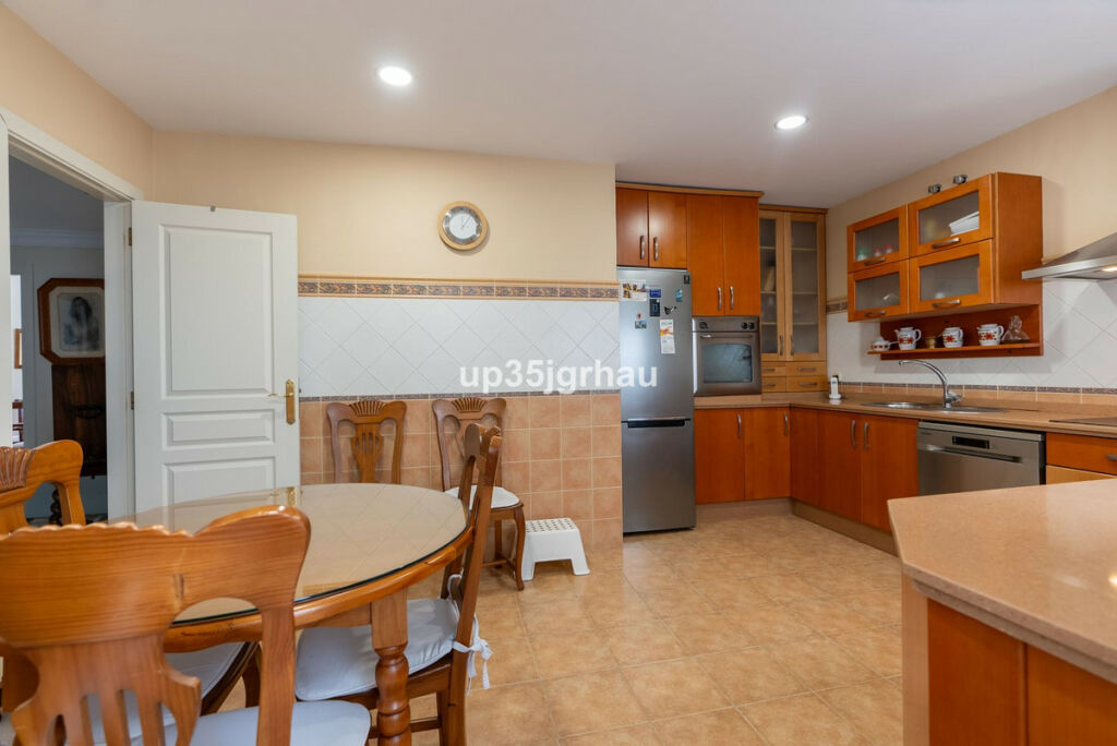 Middle Floor Apartment Estepona Málaga - image 10